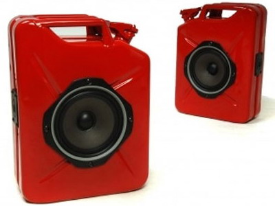 Акустическая система «Jerrycan Gas Can Speakers» из канистр.