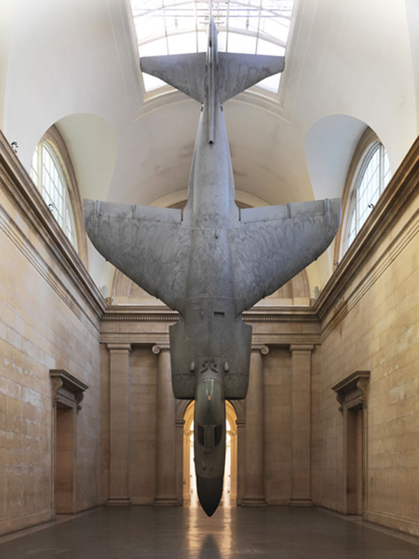 Самолетная инсталляция в Британском музее современного искусства от дизайнера Фиона Баннера (Fiona Banner)