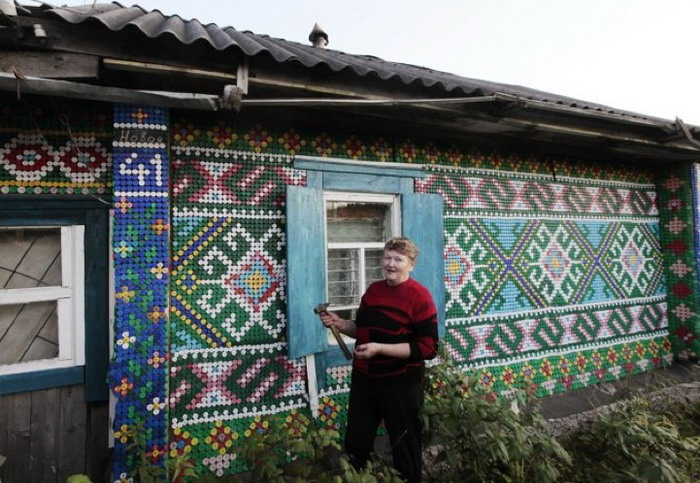 30 000 крышек от бутылок для украшения небольшого деревенского дома