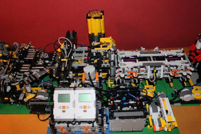 LEGO конвейер для производства и запуска бумажных самолетиков