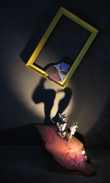 Скульптуры и портреты из света, тени и мусора от Диета Виегмана