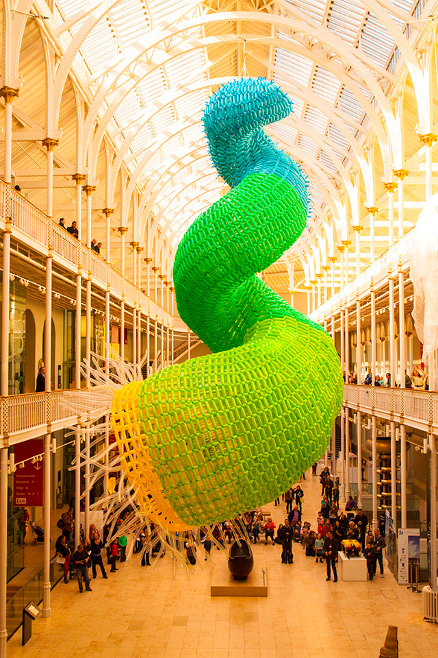 Массивная скульптура «Рыбы» из воздушных шаров от художника Jason Hackenwerth