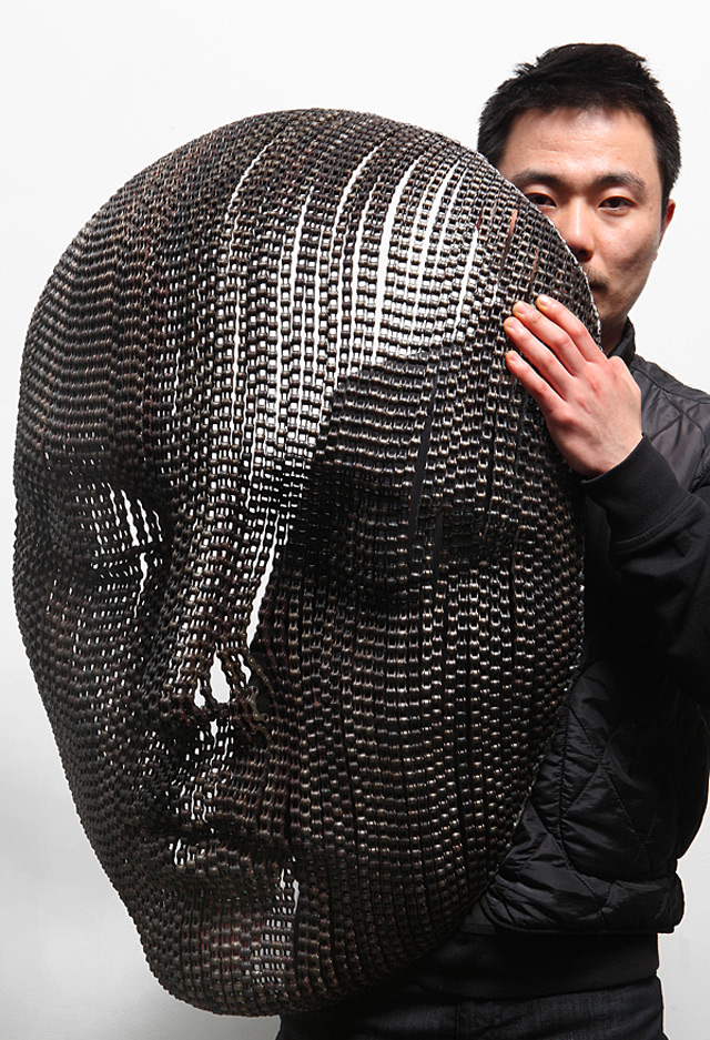 «Цепные» скульптуры от художника Young-Deok Seo