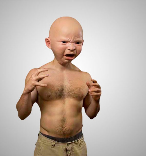 Жуткие детские маски, превращающие взрослых в детей (видео)