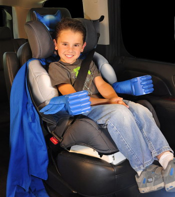 Детское автомобильное кресло: В крепких объятиях Бетмана