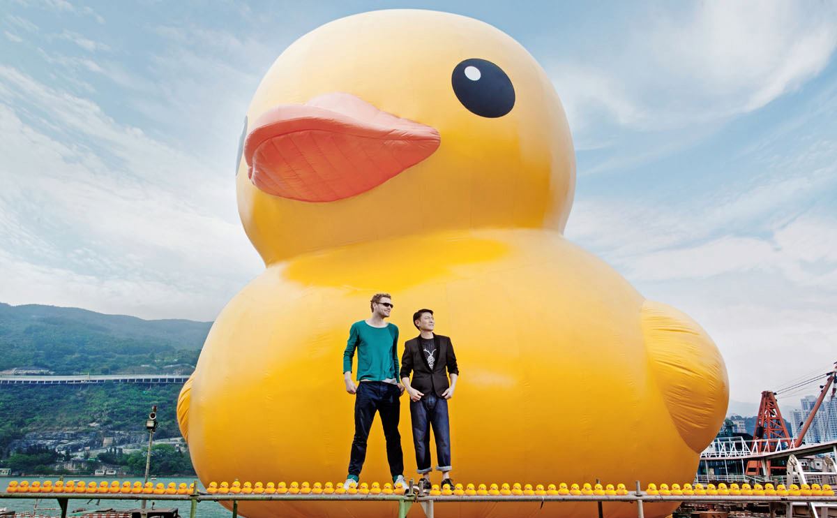 По гавани уточку водили: Крупнейшая Резиновая Утка («Rubber Duck») в мире прибыла в Гонконг
