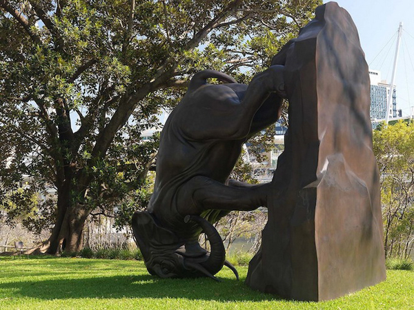 Скульптура «The World Turns» от художника Michael Parekowhai