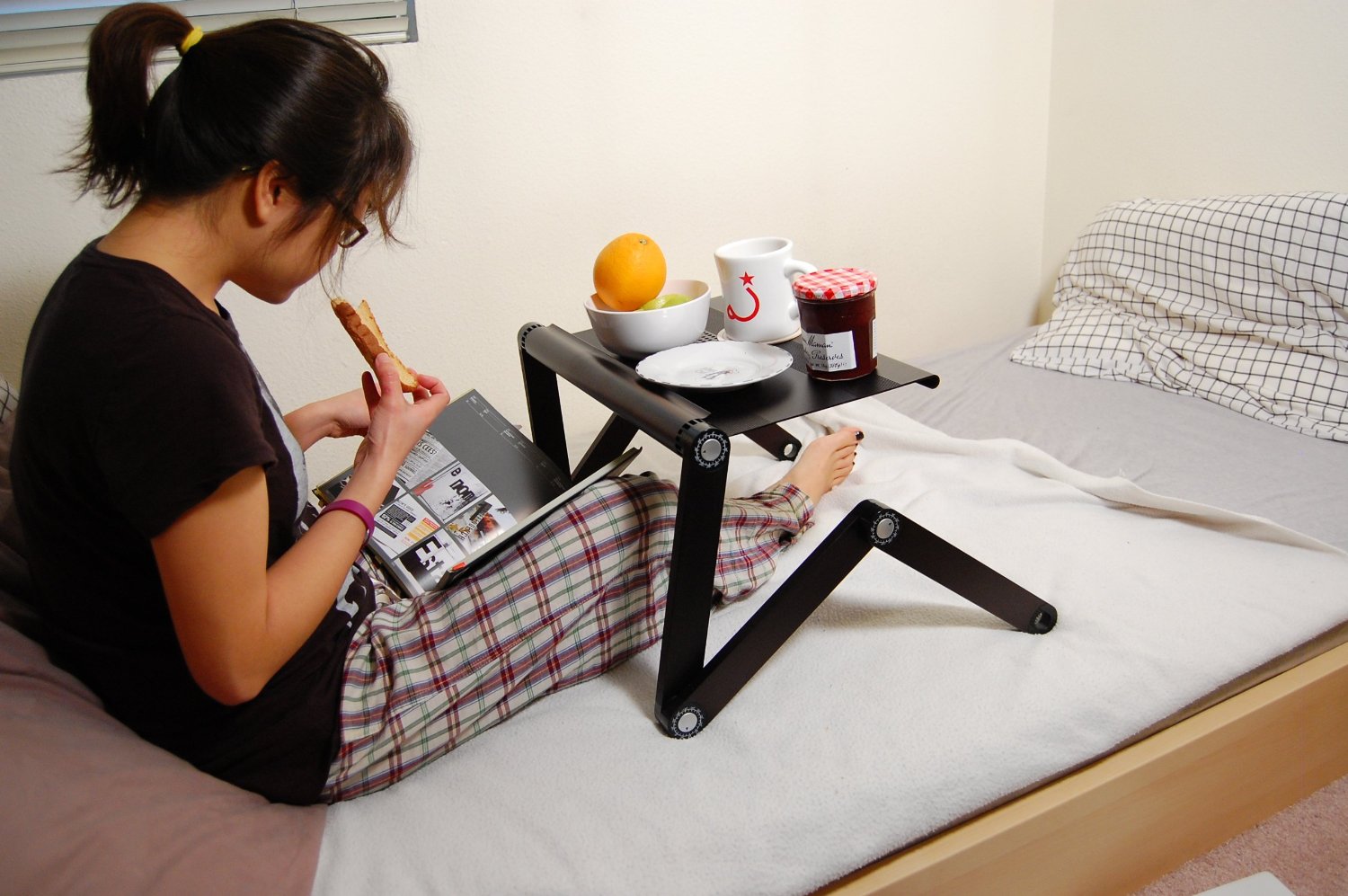 Эргономичная регулируемая подставка для ноутбука «Uncaged» позволяет работать в постели