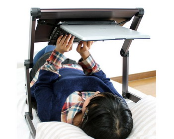 Эргономичная регулируемая подставка для ноутбука «Uncaged» позволяет работать в постели