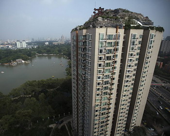 Незаконные горы на крыше 26-ти этажного жилого дома, Пекин, КНР