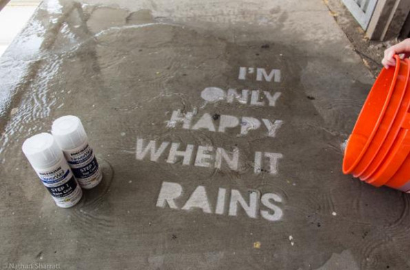 Уличное искусство, которое проявляется, когда идет дождь