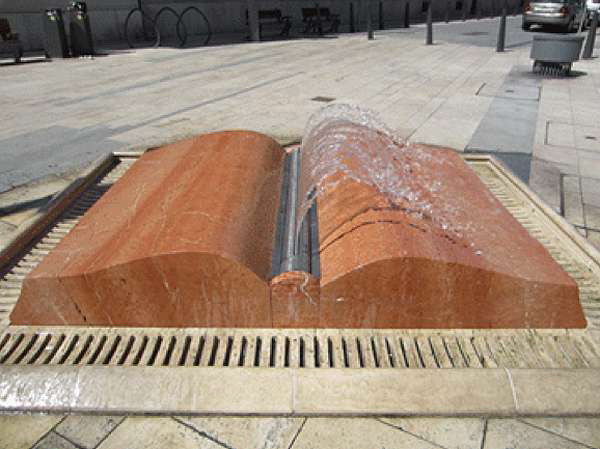 Памятник книге в виде фонтана, со страницами из воды, Будапешт, Венгрия