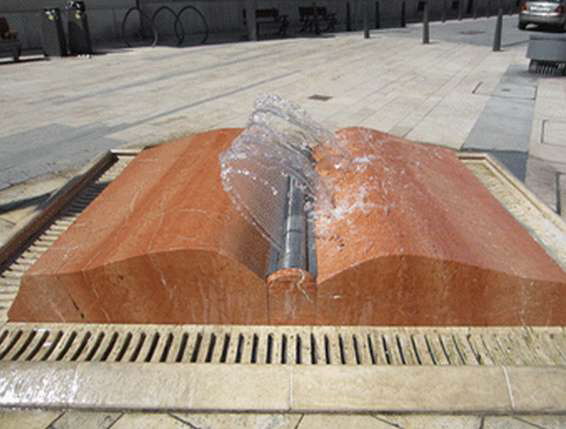 Памятник книге в виде фонтана, со страницами из воды, Будапешт, Венгрия