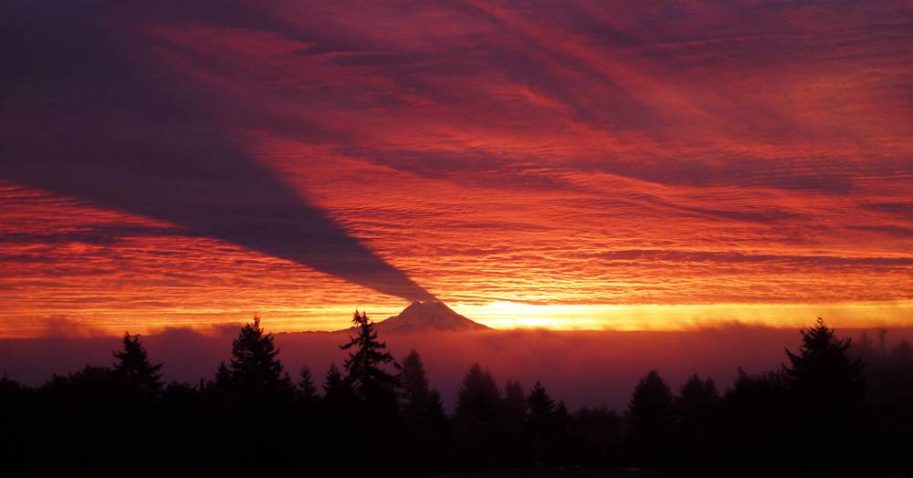 Тень от стратовулкана Маунт-Рейнир, штат Вашингтон