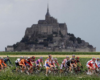 Участники велосипедной гонки мира Франс де Тур на фоне горы Мон-Сен-Мишель (гора Архангела Михаила)