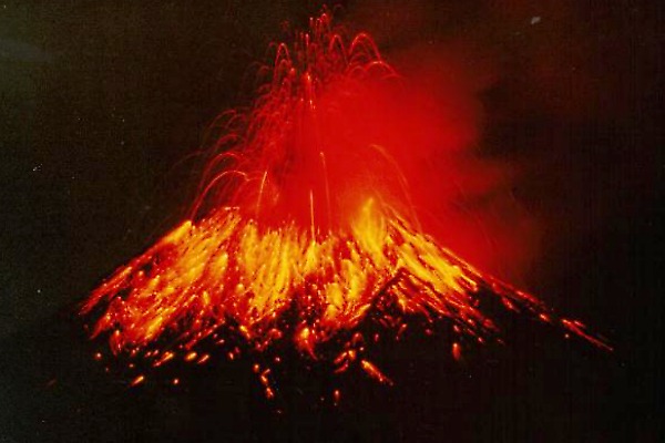 Действующий вулкан Тунгурауа, Эквадорские Анды