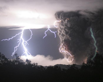 Молния над активным вулканом Чайтен, Чили