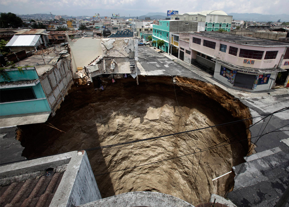 Гигантский Провал грунта в Гватемале