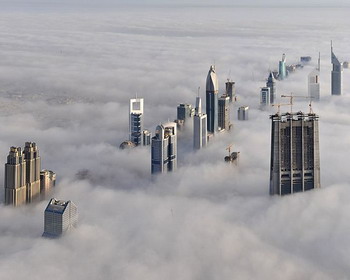 Город Дубай в тумане