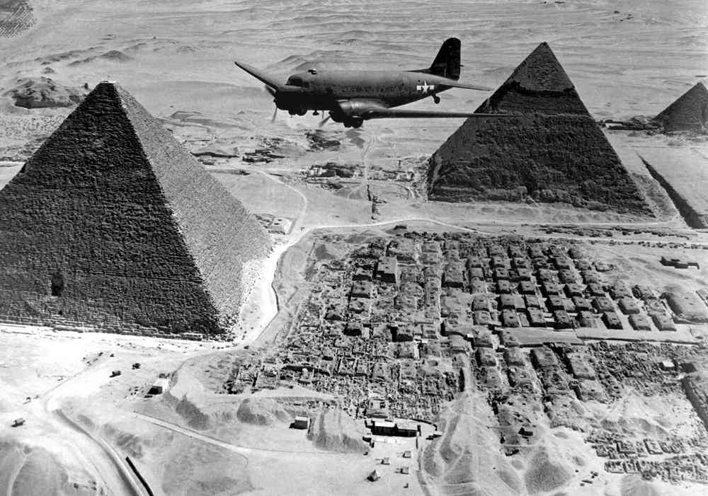 Транспортный самолет над египетскими пирамидами