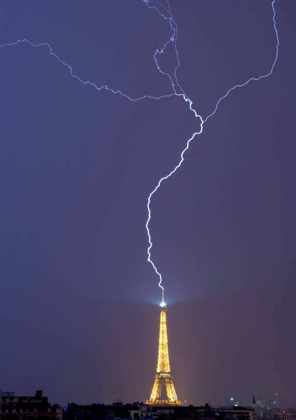 Молния над Эйфелевой башней