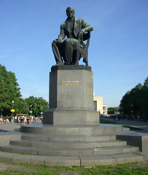 Памятник Грибоедову в Санкт-Петербурге (Пионерская площадь, возле ТЮЗа)