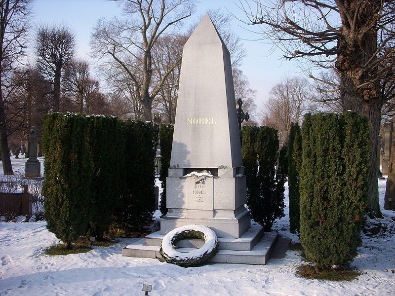 Могила Альфреда Нобеля на кладбище Норра в Стокгольме.