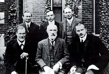 Групповое фото перед Университетом Кларка. Сидят: Фрейд, Холл, Юнг; стоят: Эбрахам А. Брилл, Эрнест Джонс, Шандор Ференци. 1909 год.