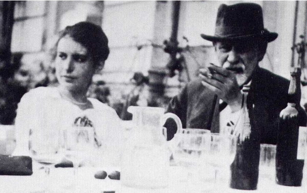 Зигмунд Фрейд (нем. Sigmund Freud — Зигмунд Фройд, полное имя: Сигизмунд Шломо (Соломон) Фрейд). С дочерью